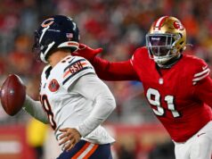 A defesa do 49ers dobra e dobra e finalmente quebra os Bears D'Andre Swift (4), do Chicago Bears, é parado pela defesa do San Francisco 49ers no quarto período de seu jogo da NFL no Levi's Stadium em Santa Clara, Califórnia, no domingo, 28 de dezembro de 2025. O San Francisco 49ers derrotou o Chicago Bears por 42-38. (José Carlos Fajardo/Bay Area News Group)