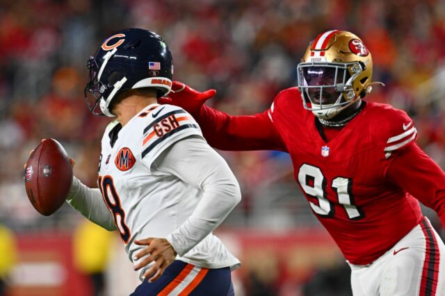 D'Andre Swift (4), do Chicago Bears, é parado pela defesa do San Francisco 49ers no quarto período de seu jogo da NFL no Levi's Stadium em Santa Clara, Califórnia, no domingo, 28 de dezembro de 2025. O San Francisco 49ers derrotou o Chicago Bears por 42-38. (José Carlos Fajardo/Bay Area News Group)