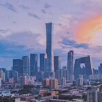 A disposição da Apple de enfrentar alguns governos está notavelmente ausente na China | A foto mostra o horizonte de Pequim