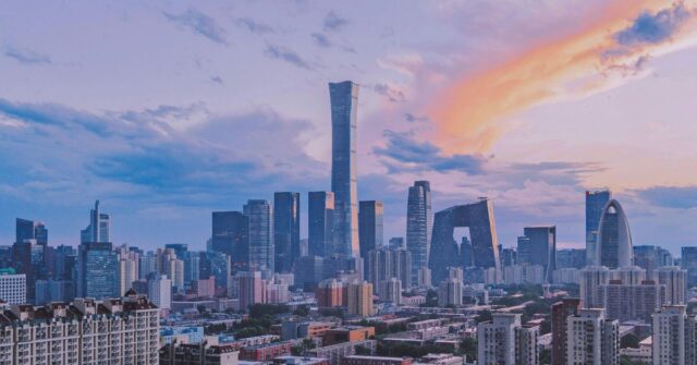 A disposição da Apple de enfrentar alguns governos está notavelmente ausente na China | A foto mostra o horizonte de Pequim