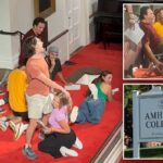 A escola de artes liberais de elite Amherst College realizou uma apresentação de orientação 'nojenta' - onde os alunos imitavam atos sexuais