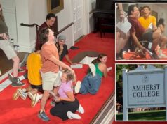 A escola de artes liberais de elite Amherst College realizou uma apresentação de orientação ‘nojenta’ – onde os alunos imitavam atos sexuais A escola de artes liberais de elite Amherst College realizou uma apresentação de orientação 'nojenta' - onde os alunos imitavam atos sexuais
