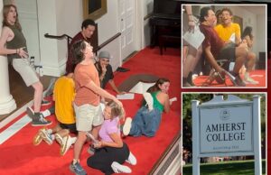 A escola de artes liberais de elite Amherst College realizou uma apresentação de orientação ‘nojenta’ – onde os alunos imitavam atos sexuais A escola de artes liberais de elite Amherst College realizou uma apresentação de orientação 'nojenta' - onde os alunos imitavam atos sexuais