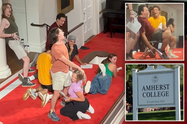 A escola de artes liberais de elite Amherst College realizou A escola de artes liberais de elite Amherst College realizou uma apresentação de orientação 'nojenta' - onde os alunos imitavam atos sexuais