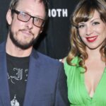 A esposa do baixista do Weezer, Scott Shriner, Jillian Lauren, pede o divórcio meses após o tiroteio no LAPD