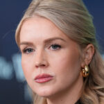 ARQUIVO - O presidente Donald Trump fala aos repórteres a bordo do Força Aérea Um, a caminho de Miami para a Base Conjunta de Andrews, Maryland, em 27 de janeiro de 2025, enquanto a secretária de imprensa da Casa Branca, Karoline Leavitt, ouve. (Foto AP / Mark Schiefelbein, Arquivo)