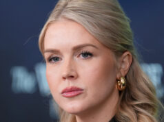 A estranheza de Trump sobre seu secretário de imprensa fica mais nojenta ARQUIVO - O presidente Donald Trump fala aos repórteres a bordo do Força Aérea Um, a caminho de Miami para a Base Conjunta de Andrews, Maryland, em 27 de janeiro de 2025, enquanto a secretária de imprensa da Casa Branca, Karoline Leavitt, ouve. (Foto AP / Mark Schiefelbein, Arquivo)