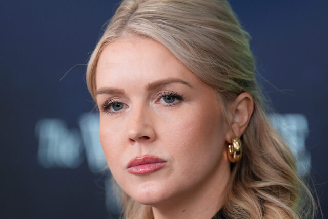 A estranheza de Trump sobre seu secretário de imprensa fica ARQUIVO - O presidente Donald Trump fala aos repórteres a bordo do Força Aérea Um, a caminho de Miami para a Base Conjunta de Andrews, Maryland, em 27 de janeiro de 2025, enquanto a secretária de imprensa da Casa Branca, Karoline Leavitt, ouve. (Foto AP / Mark Schiefelbein, Arquivo)