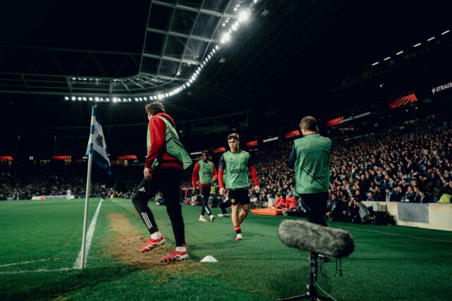 A estrela de 3/10 do Man Utd da última vez Harry Amass, Jack Fletcher, Chido Obi e Jack Moorhouse do Manchester United se aquecem antes da partida da Premier League entre Tottenham Hotspur FC e Manchester United FC no Tottenham Hotspur Stadium em 16 de fevereiro de 2025
