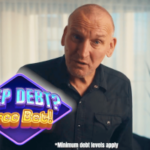 A estrela de Doctor Who, Christopher Eccleston, lidera uma campanha anti-jogo pedindo ao Reino Unido que restrinja a publicidade. Christopher Eccleston aparece na tela em um filme de serviço público, dentro de casa com uma expressão séria enquanto um gráfico diz