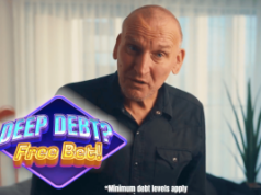 A estrela de Doctor Who, Christopher Eccleston, lidera campanha anti-jogo pedindo ao Reino Unido que restrinja a publicidade A estrela de Doctor Who, Christopher Eccleston, lidera uma campanha anti-jogo pedindo ao Reino Unido que restrinja a publicidade. Christopher Eccleston aparece na tela em um filme de serviço público, dentro de casa com uma expressão séria enquanto um gráfico diz