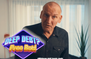 A estrela de Doctor Who, Christopher Eccleston, lidera campanha anti-jogo pedindo ao Reino Unido que restrinja a publicidade A estrela de Doctor Who, Christopher Eccleston, lidera uma campanha anti-jogo pedindo ao Reino Unido que restrinja a publicidade. Christopher Eccleston aparece na tela em um filme de serviço público, dentro de casa com uma expressão séria enquanto um gráfico diz