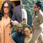 Jen Shah caminhando no pátio de uma prisão, vestindo uniforme bege e óculos, carregando uma caixa de papelão.