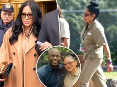 A estrela de ‘RHOSLC’ Jen Shah é libertada da prisão depois de cumprir quase 3 anos Jen Shah caminhando no pátio de uma prisão, vestindo uniforme bege e óculos, carregando uma caixa de papelão.