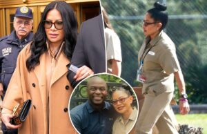 A estrela de ‘RHOSLC’ Jen Shah é libertada da prisão depois de cumprir quase 3 anos Jen Shah caminhando no pátio de uma prisão, vestindo uniforme bege e óculos, carregando uma caixa de papelão.