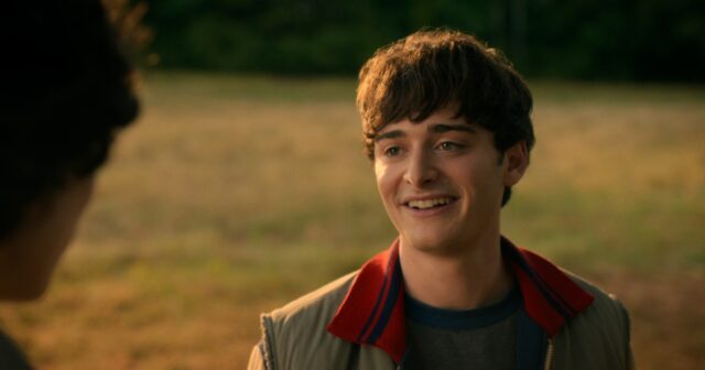 Noah Schnapp como Will Byers e Winona Ryder como Joyce Byers em 