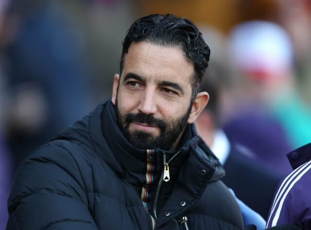 Diogo Dalot no relvado, equipamento branco do Manchester United