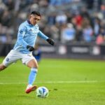 O atacante do New York City FC, Alonso Martinez, marca um pênalti contra o Charlotte FC.
