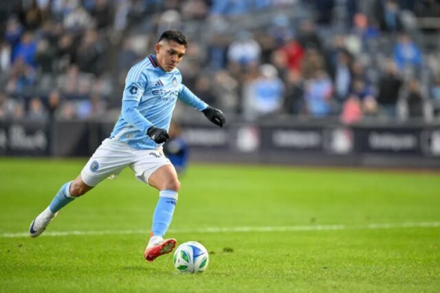 O atacante do New York City FC, Alonso Martinez, marca um pênalti contra o Charlotte FC.