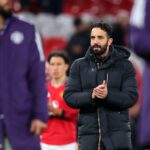 David Moller Wolfe do Wolverhampton Wanderers se aquece antes da partida da Premier League entre Wolverhampton Wanderers e Nottingham Forest em Molineux em 3 de dezembro de 2025