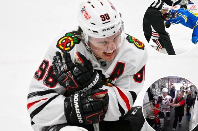 A estrela dos Blackhawks, Connor Bedard, se machucou em um O pivô do Chicago Blackhawks, Connor Bedard (98), reage com dor após um confronto com o pivô do St. Louis Blues, Brayden Schenn, durante o terceiro período.
