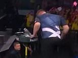 A estrela furiosa dos dardos, Cameron Menzies, explode de raiva e empilha socos em sua MESA DE BEBIDAS, abrindo a mão, após ser expulso de Ally Pally por um estreante de 20 anos. A estrela furiosa dos dardos, Cameron Menzies, explode de raiva e empilha socos em sua MESA DE BEBIDAS, abrindo a mão, após ser expulso de Ally Pally por um estreante de 20 anos.