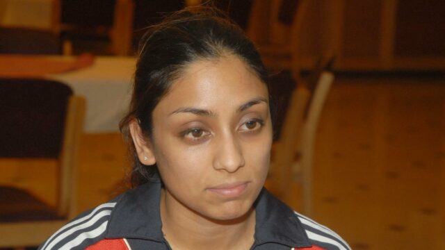 A ex-jogadora de críquete inglesa Isa Guha é homenageada com A ex-jogadora de críquete inglesa Isa Guha é homenageada com MBE