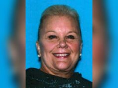 A falsa herdeira de uma companhia aérea, de 72 anos, roubou quase US$ 30 milhões de bancos – depois fugiu para Dubai: federais Mugshot de uma mulher sorridente com cabelos claros em um top preto contra um fundo azul.