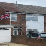 A família de Adam Peaty alimentou especulações de uma rixa amarga ao hastear uma bandeira da União de cabeça para baixo enquanto ficava a centenas de quilômetros de seu casamento, onde estavam notavelmente ausentes