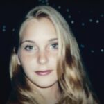 Virginia Giuffre em 2022, com uma foto sua quando adolescente.