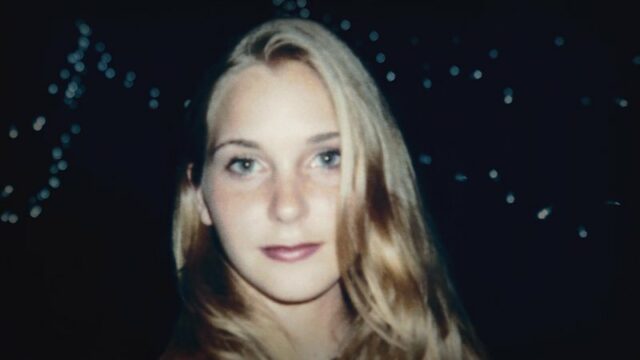 Virginia Giuffre em 2022, com uma foto sua quando adolescente.