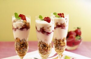 A ferramenta de preços baseada em IA da Instacart atraiu atenção – agora a FTC tem dúvidas Strawberries and granola yogurt parfaits
