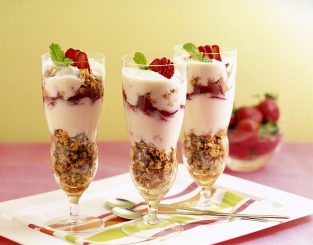 A ferramenta de preços baseada em IA da Instacart atraiu Strawberries and granola yogurt parfaits