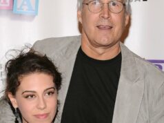 A filha de Chevy Chase diz que a equipe da ‘comunidade’ o interrogou na festa de encerramento Chevy Chase diz que se sentiu constrangido na comunidade, o programa não era engraçado o suficiente para ele
