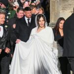 Gordon Ramsey abraça seus dois filhos mais novos para iniciar as férias em família