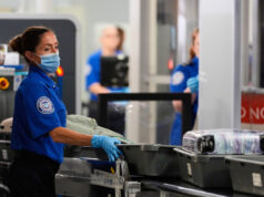 A filha de Sean Duffy não tolera que a TSA a trate como uma plebeia O secretário de Transportes dos Estados Unidos, Sean Duffy, fala durante uma entrevista coletiva no Aeroporto LaGuardia em Nova York, terça-feira, 28 de outubro de 2025. (AP Photo/Seth Wenig)