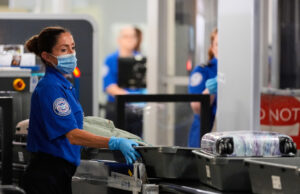 A filha de Sean Duffy não tolera que a TSA a trate como uma plebeia O secretário de Transportes dos Estados Unidos, Sean Duffy, fala durante uma entrevista coletiva no Aeroporto LaGuardia em Nova York, terça-feira, 28 de outubro de 2025. (AP Photo/Seth Wenig)