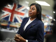 A fúria do líder conservador Kemi Badenoch quando Keir Starmer dá as boas-vindas ao dissidente egípcio anti-semita libertado que pediu a morte da polícia britânica O líder conservador (foto) diz que Alaa Abd El-Fattah – cuja chegada ao Reino Unido foi celebrada por Keir Starmer – deveria ser destituído de sua dupla nacionalidade britânica e expulso