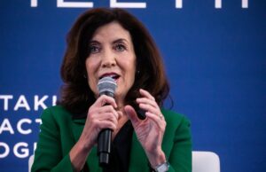 A governadora de Nova York, Kathy Hochul, assina a Lei RAISE para regular a segurança da IA Kathy Hochul, governor of New York, speaks during the Clinton Global Initiative (CGI) annual meeting in New York, US, on Tuesday, Sept. 20, 2022. For the first time since 2016, CGI will convene alongside the United Nations General Assembly. Photographer: Michael Nagle/Bloomberg via Getty Images