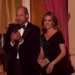 O príncipe William e ela mesma puderam ser vistos entrando na apresentação e cantando o hino nacional para dar início às apresentações