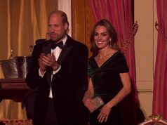 A grande noite de Kate e William! Princesa sorri antes de cantar o Hino Nacional enquanto Jason Manford assume as rédeas do Royal Variety Show O príncipe William e ela mesma puderam ser vistos entrando na apresentação e cantando o hino nacional para dar início às apresentações