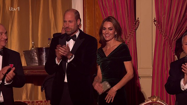 A grande noite de Kate e William! Princesa sorri antes O príncipe William e ela mesma puderam ser vistos entrando na apresentação e cantando o hino nacional para dar início às apresentações