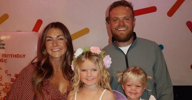 A grávida Lindsay Arnold diz que seu marido estava “animado” Recurso do álbum da família Lindsay Arnold e Sam Cusick