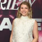 A grávida Sofia Richie cobre a barriguinha do bebê em Schiaparelli para o tapete vermelho