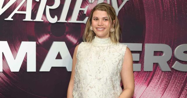 A grávida Sofia Richie cobre a barriguinha do bebê em Schiaparelli para o tapete vermelho
