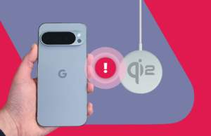 A implementação do Qi2 do Google é um desastre para quem possui um carregador antigo Estação de carregamento sem fio contendo um telefone, smartwatch e fones de ouvido, rotulada com um alerta vermelho