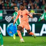 Antony Matheus dos Santos, do Real Betis, acerta a bola durante a partida da La Liga EA Sports entre Real Betis e FC Barcelona no Estádio La Cartuja em Sevilha, Espanha, em 6 de dezembro de 2025