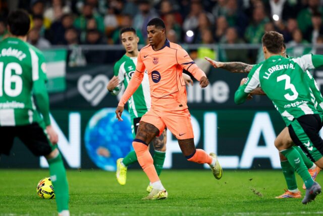 Antony Matheus dos Santos, do Real Betis, acerta a bola durante a partida da La Liga EA Sports entre Real Betis e FC Barcelona no Estádio La Cartuja em Sevilha, Espanha, em 6 de dezembro de 2025