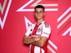 A imprensa grega afirma que o Man Utd acaba de fazer uma oferta para contratar o garoto-prodígio do Olympiacos, Christos Mouzakitis Christos Mouzakitis em uniforme grego.