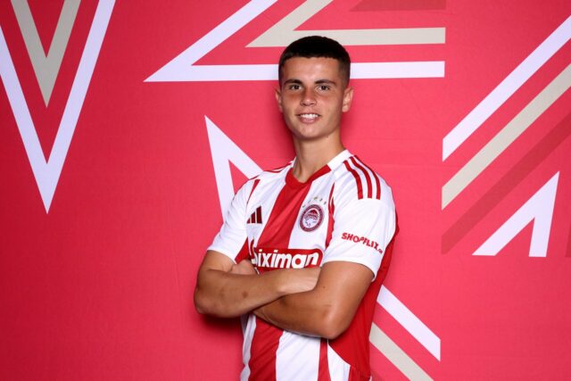 Christos Mouzakitis em uniforme grego.